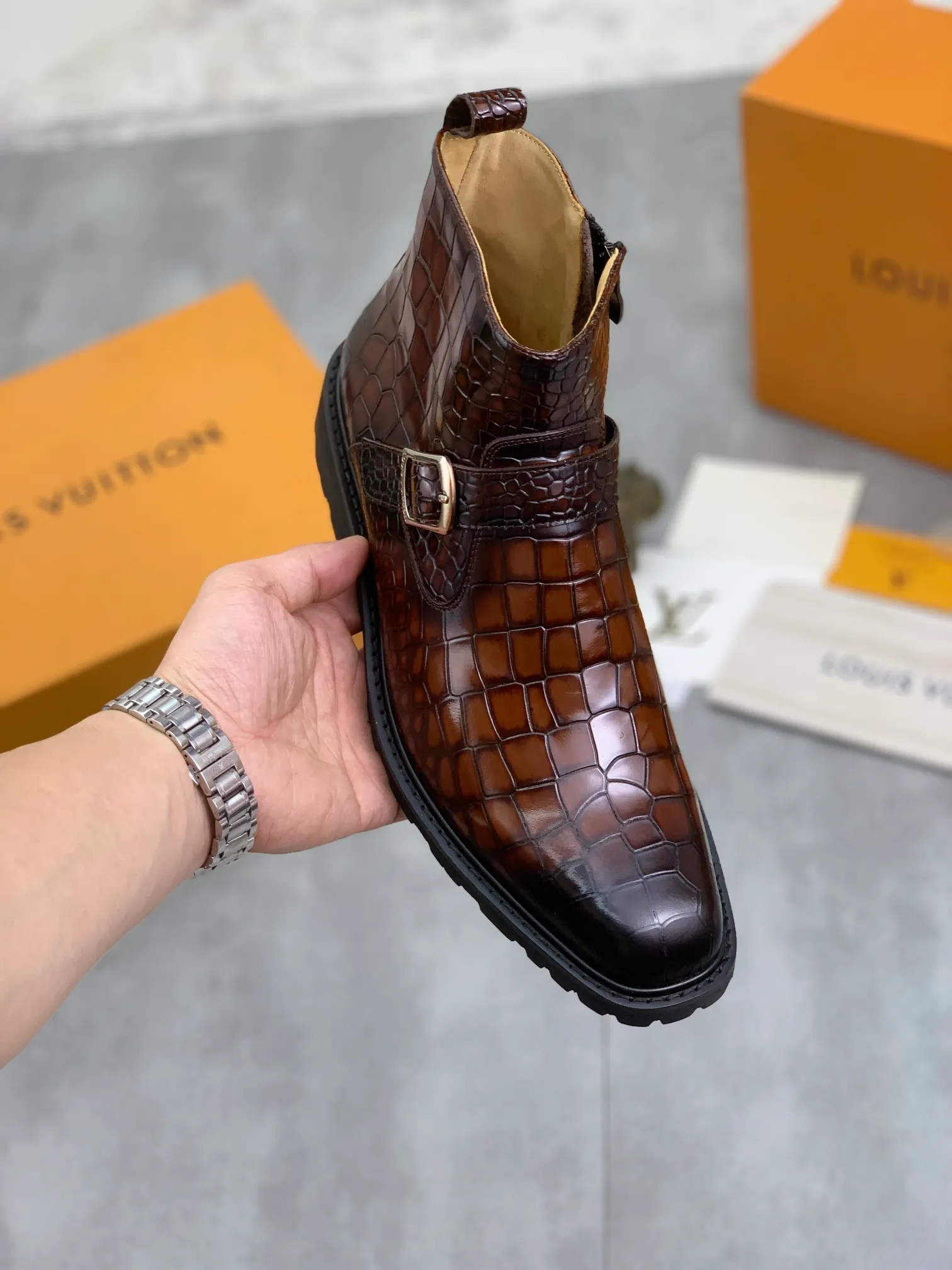 Men's shoes 💰P640 💰【New】🆘Water-dyed cow lining LV Louis Vuitton business high-top leather shoes, made of original imported Italian 🇮🇹 open-edge bead-rubbed open-edge bead cowhide, full cowhide lining, carefully handmade by professional shoemakers, the original version is specially designed for wear-resistant outsole. Standard code: 38-45 3⃣️color🉑️select